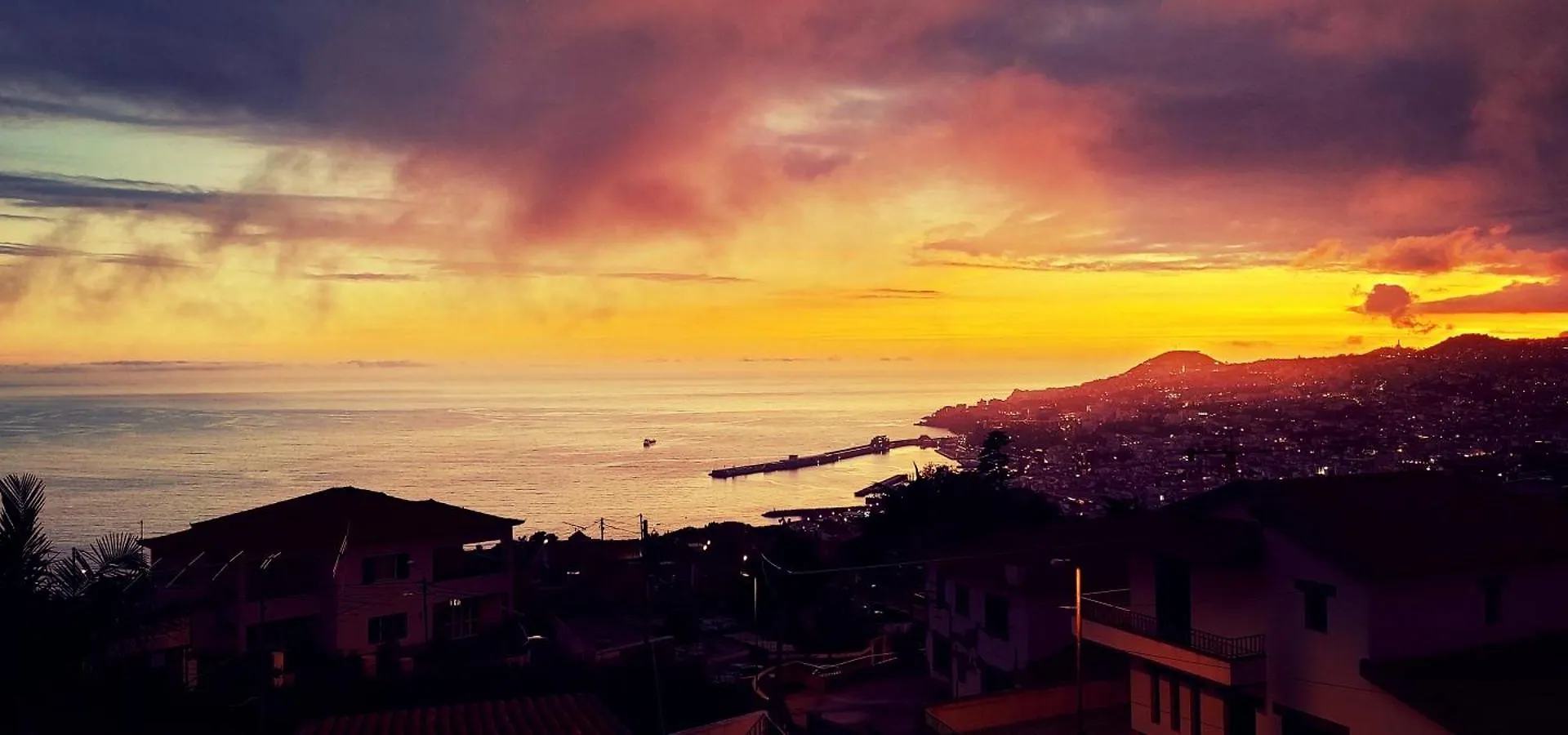 Villa Madeira Mit Blick Auf Den Hafen Funchal  Portugal